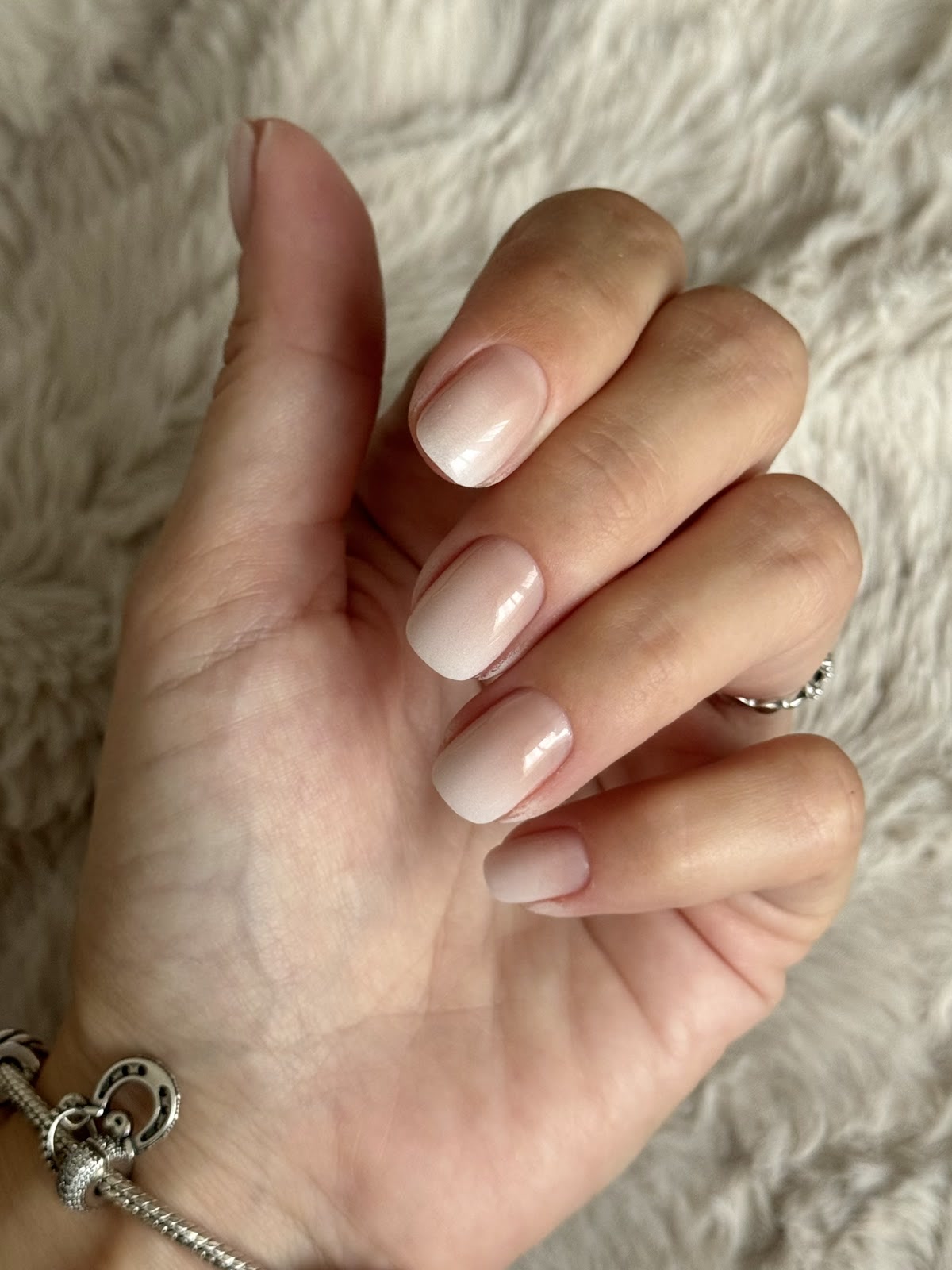 Unghii scurte nude cu gel, pe blană crem