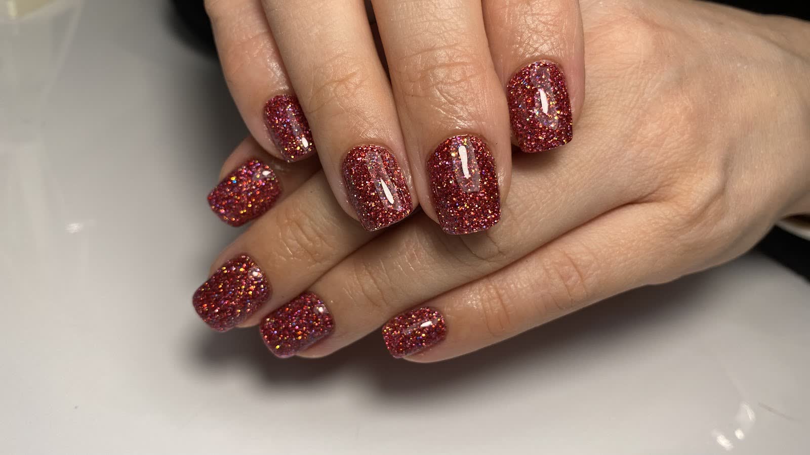 Unghii scurte, pătrate, cu glitter roșu